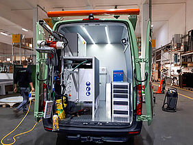 eCUTTER 15/60 robotic system from Pipetronics installed in a 3.5 ton Mercedes Sprinter – © Photo Pipetronics